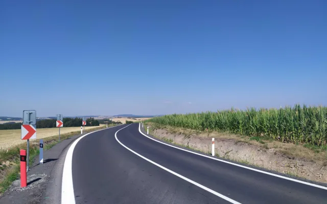 Bez výrazných omezení je už průjezdný opravený úsek silnice I/27 mezi městy Kralovice a Plasy