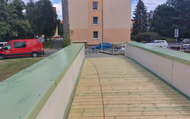 Dlouhé měsíce uzavřená lávka Na Pátku se dočkala provizorní opravy. Ideální to není, připouští radní