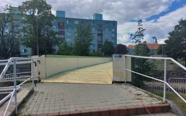 Dlouhé měsíce uzavřená lávka Na Pátku se dočkala provizorní opravy. Ideální to není, připouští radní