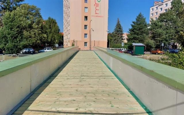 Dlouhé měsíce uzavřená lávka Na Pátku se dočkala provizorní opravy. Ideální to není, připouští radní