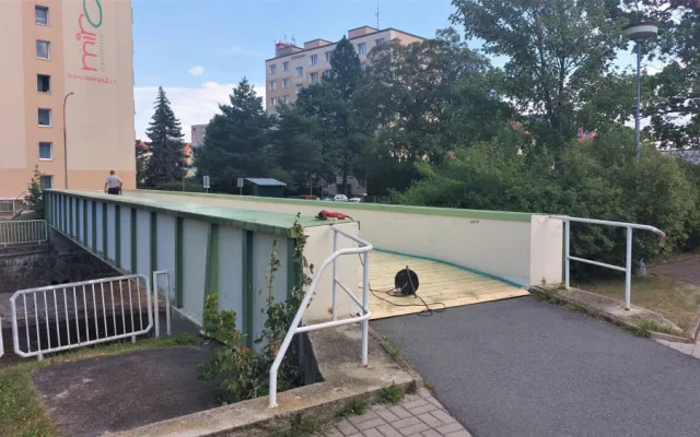 Dlouhé měsíce uzavřená lávka Na Pátku se dočkala provizorní opravy. Ideální to není, připouští radní