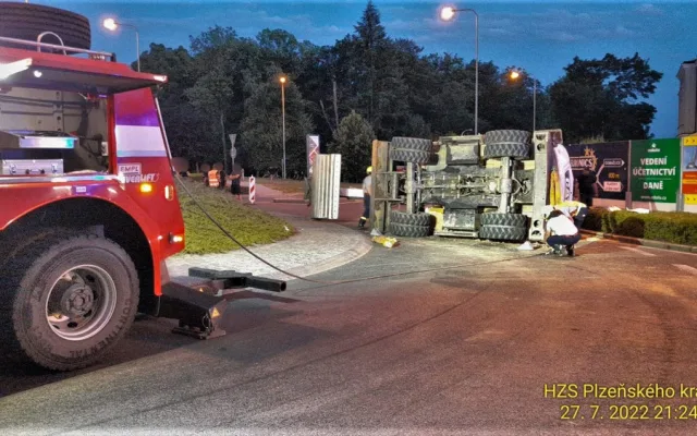 Hasiči se chystají postavit bagr zpět na kola