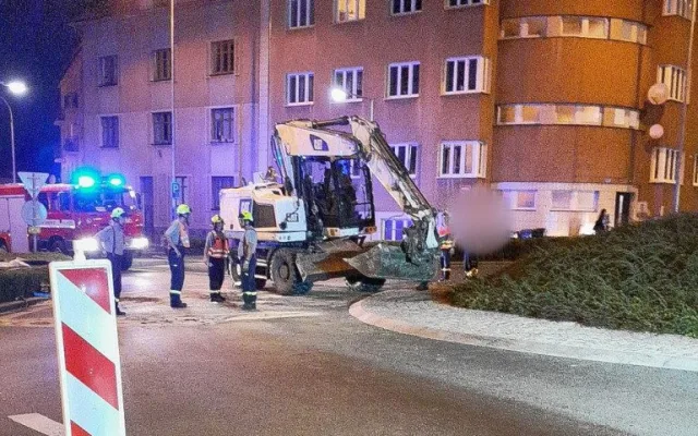 Převrácený bagr se podařilo postavit na kola