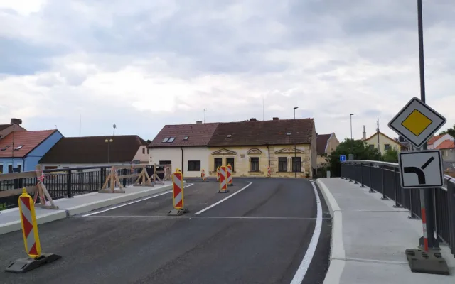 Zbrusu nový most přes řeku Bradavu mají ve Spáleném Poříčí, už po něm mohou jezdit i automobily