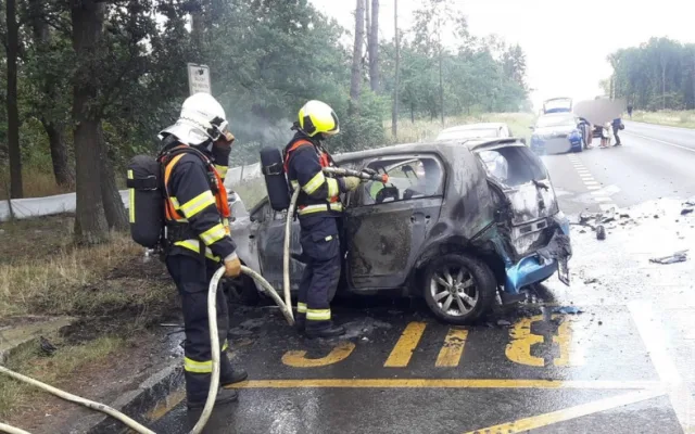 Po střetu čtyř osobáků začal jeden z nich hořet, sanitky převezly do nemocnice pět zraněných