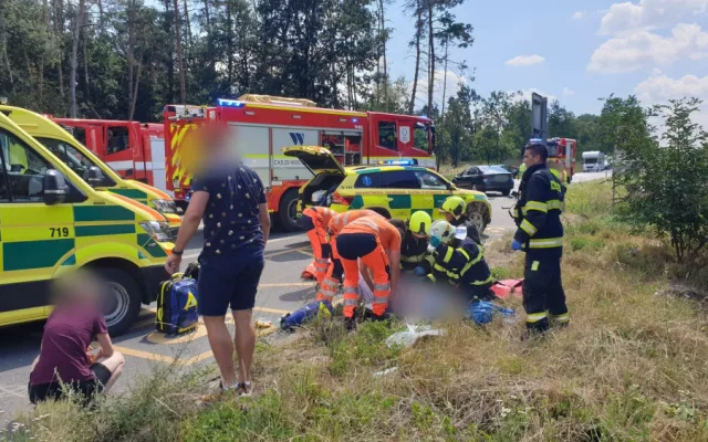Po střetu čtyř osobáků začal jeden z nich hořet, sanitky převezly do nemocnice pět zraněných