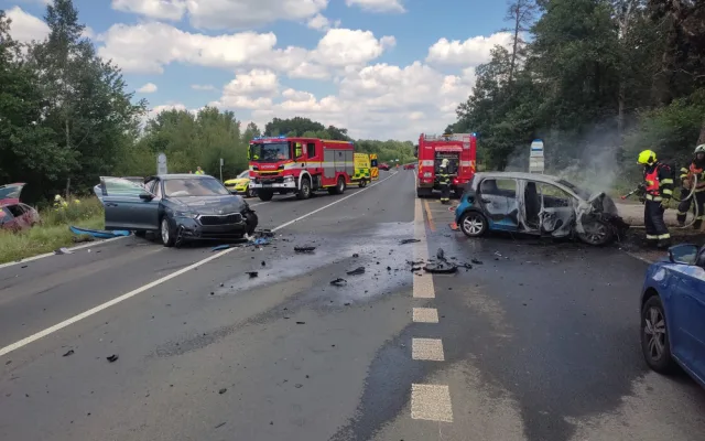 Po střetu čtyř osobáků začal jeden vůz hořet, sanitky převezly do nemocnice pět zraněných
