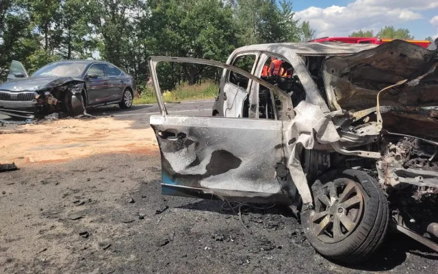 Po střetu čtyř osobáků začal jeden vůz hořet, sanitky převezly do nemocnice pět zraněných