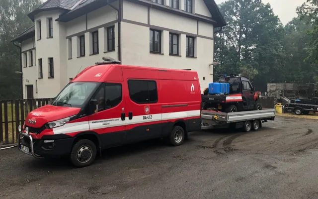 S požárem v Českém Švýcarsku bojují i desítky profesionálních a dobrovolných hasičů z Plzeňského kraje