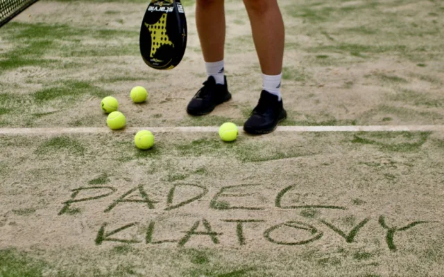Padel si na západě Čech zahrajete jedině v Klatovech, kde vyrostl nový unikátní kurt
