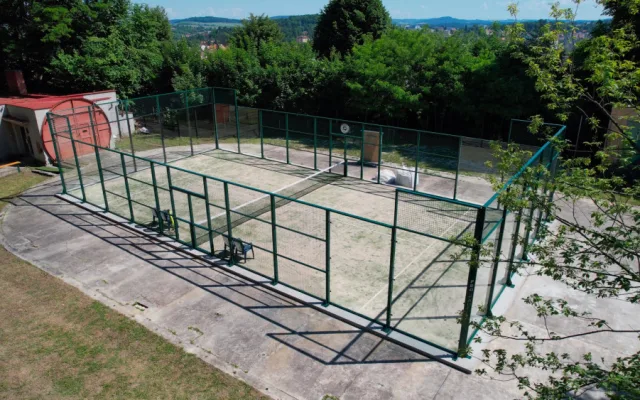 Padel si na západě Čech zahrajete jedině v Klatovech, kde vyrostl nový unikátní kurt