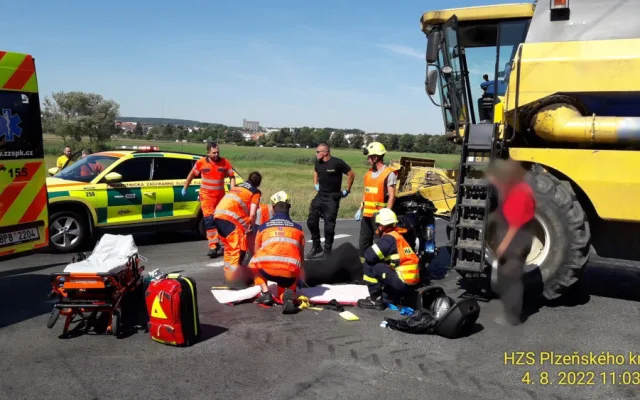 Motorkář se na křižovatce doslova zasekl pod kombajn, který mu nedal přednost. Jezdec utrpěl těžká zranění