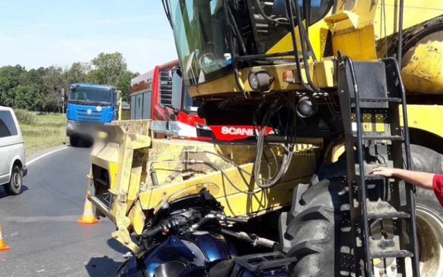 Motorkář se na křižovatce doslova zasekl pod kombajn, který mu nedal přednost. Jezdec utrpěl těžká zranění