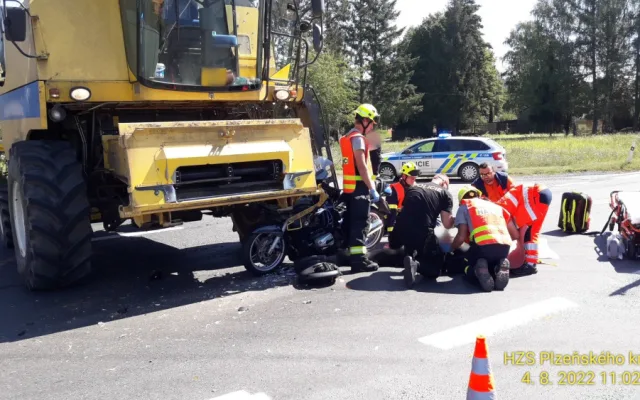 Motorkář se na křižovatce doslova zasekl pod kombajn, který mu nedal přednost. Jezdec utrpěl těžká zranění