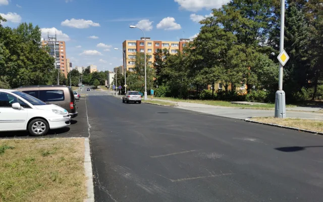 Do opravené Komenského ulice se mohli řidiči vrátit o měsíc dříve oproti původnímu plánu