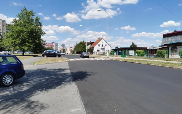 Do opravené Komenského ulice se mohli řidiči vrátit o měsíc dříve oproti původnímu plánu