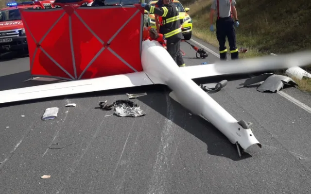 Policie hledá všechny svědky tragické nehody, při níž se větroň zřítil přímo na projíždějící automobil