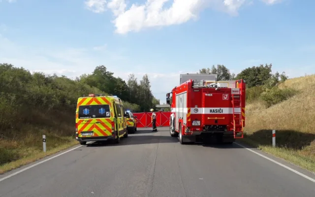 Policie hledá všechny svědky tragické nehody, při níž se větroň zřítil přímo na projíždějící automobil
