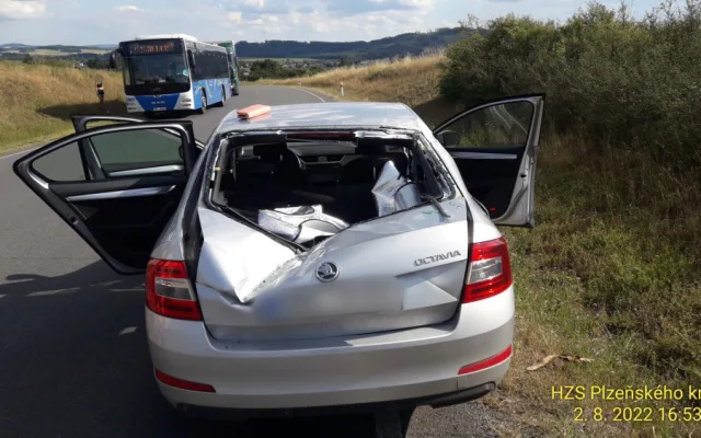 Policie hledá všechny svědky tragické nehody, při níž se větroň zřítil přímo na projíždějící automobil