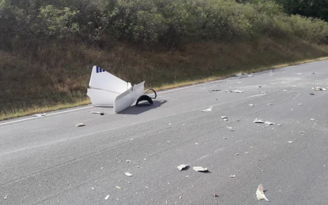 Policie hledá všechny svědky tragické nehody, při níž se větroň zřítil přímo na projíždějící automobil