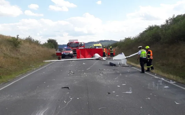Policie hledá všechny svědky tragické nehody, při níž se větroň zřítil přímo na projíždějící automobil