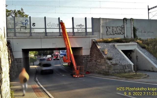 Řidič se s autem nevešel pod viadukt a o mostní konstrukci si utrhl rameno plošiny. Poškodil i protihlukovou stěnu