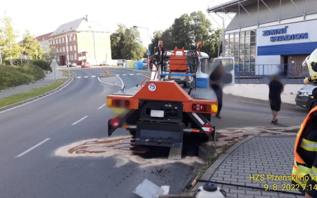 Řidič se s autem nevešel pod viadukt a o mostní konstrukci si utrhl rameno plošiny. Poškodil i protihlukovou stěnu
