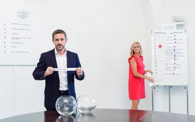 Strany a hnutí kandidující v Plzni v komunálních volbách už znají čísla na hlasovacím lístku, určil je los