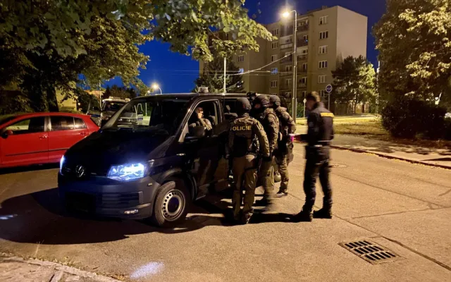 Střelba v paneláku rozpoutala policejní manévry, policie zadržela jednoho muže