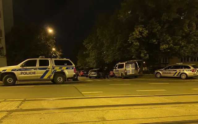 Střelba v paneláku rozpoutala policejní manévry, policie zadržela jednoho muže