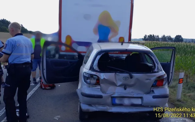 Hromadná nehoda zablokovala silnici z Plně do Losiné, střetly se tam tři kamiony a jeden osobák
