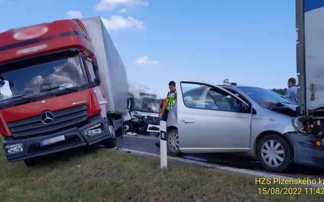 Hromadná nehoda zablokovala silnici z Plně do Losiné, střetly se tam tři kamiony a jeden osobák