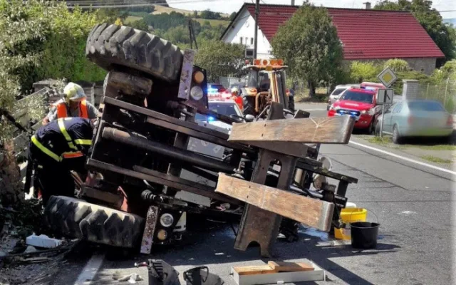 V převráceném vysokozdvižném vozíku zůstal zaklíněný a zraněný řidič, hasiči ho museli z kabiny vyprostit