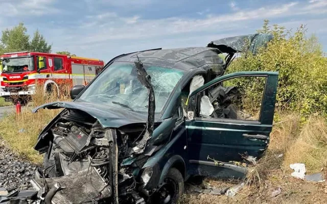 Vlak smetl na přejezdu dodávku s přívěsem, na kterém řidič převážel jeden kus skotu