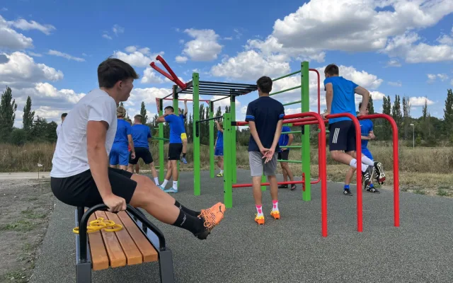 Na Čtyřce vzniklo nové workoutové hřiště na přání občanů, vítězný projekt psí loučky je těsně před otevřením