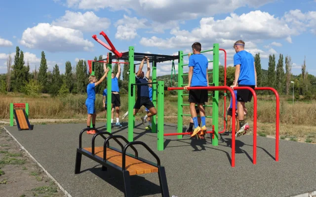 Na Čtyřce vzniklo nové workoutové hřiště na přání občanů, vítězný projekt psí loučky je těsně před otevřením