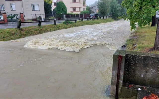 Silný déšť na Plzeňsku stále zvedá hladiny menších řek, Klabava je na třetím stupni a i nadále stoupá