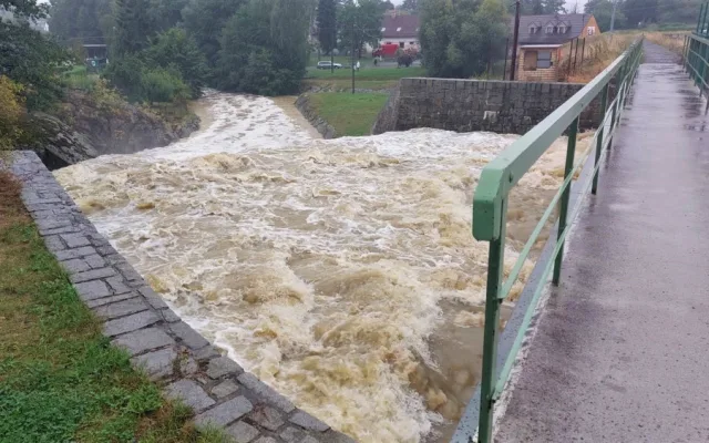 Silný déšť na Plzeňsku stále zvedá hladiny menších řek, Klabava je na třetím stupni a i nadále stoupá