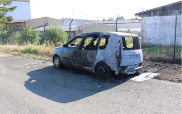 Automobil zřejmě zapálil žhář