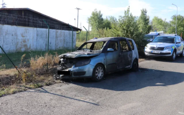 Automobil zřejmě zapálil žhář