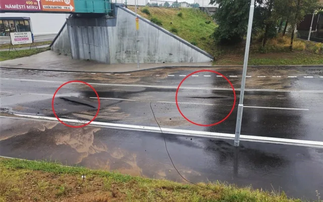 Na silnici se objevily obří pukliny jen měsíc po ukončení rekonstrukce. Stačilo, aby jednou zapršelo
