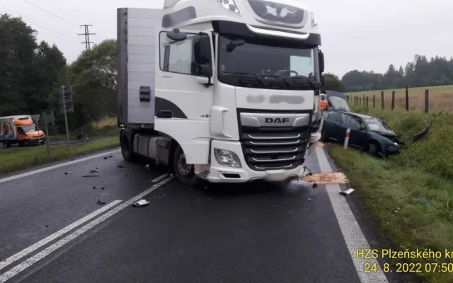 U nechvalně proslulé odbočky se zranilo pět osob při střetu osobáku s náklaďákem