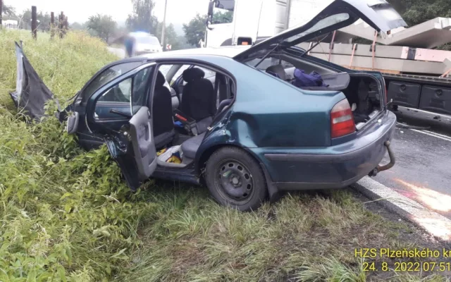 U nechvalně proslulé odbočky se zranilo pět osob při střetu osobáku s náklaďákem