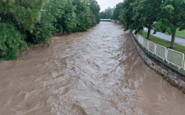 Rychlý přívalový déšť zvedl hladinu Klabavy na třetí povodňový stupeň, voda zaplavila i lokální trať