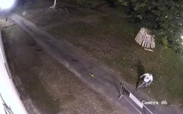 Mladíci vyrazili na noční tah městem, ze srandy kopali do popelnic i vysadili víko od kanálu