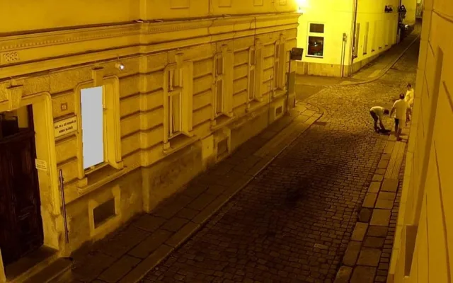 Mladíci vyrazili na noční tah městem, ze srandy kopali do popelnic i vysadili víko od kanálu