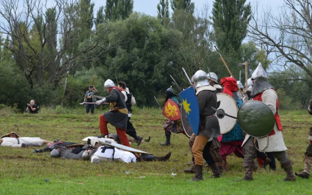 Avizovaná pompézní akce skončila totálním fiaskem, Templářský víkend naštval diváky i trhovce