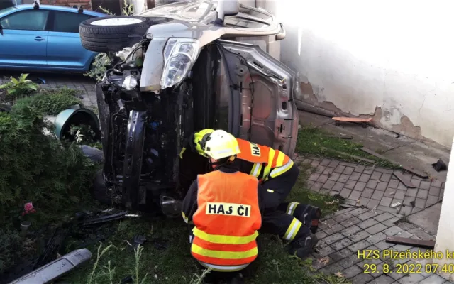 Auto vletělo do dvora domu a přistálo na boku. Záchranáři upozorňují na alarmující nárůst vážných nehod