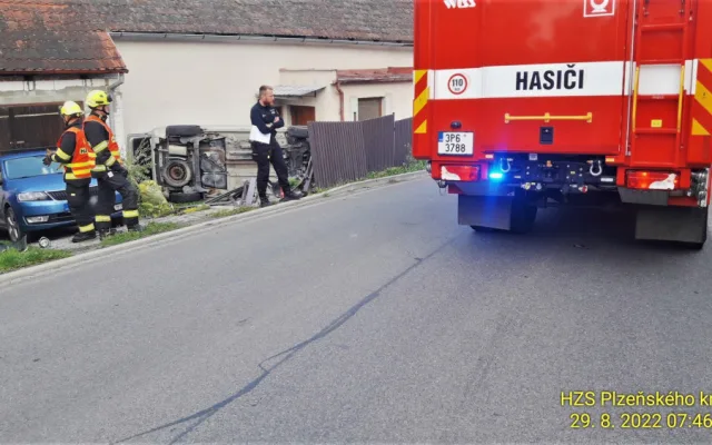 Auto vletělo do dvora domu a přistálo na boku. Záchranáři upozorňují na alarmující nárůst vážných nehod