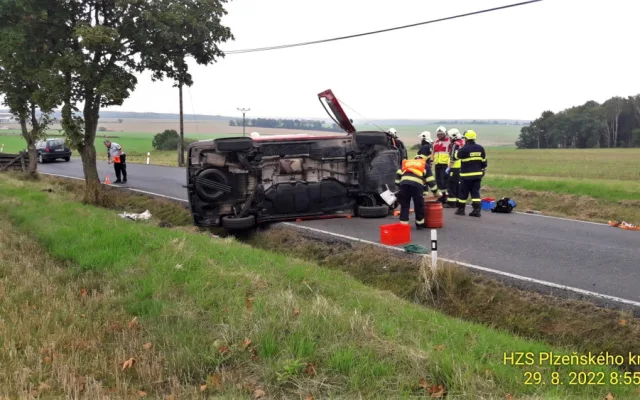 Mezi Velkým Malahovem a Ostromečí na Domažlicku ráno havarovala dodávka. Zraněného šestašedesátiletého řidiče záchranáři transportovali do Domažlické nemocnice